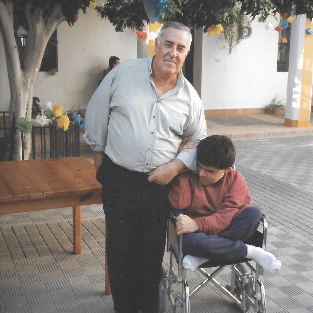 Ex-presidente de ASESUBPRO Luis Miguel, con uno de los residentes