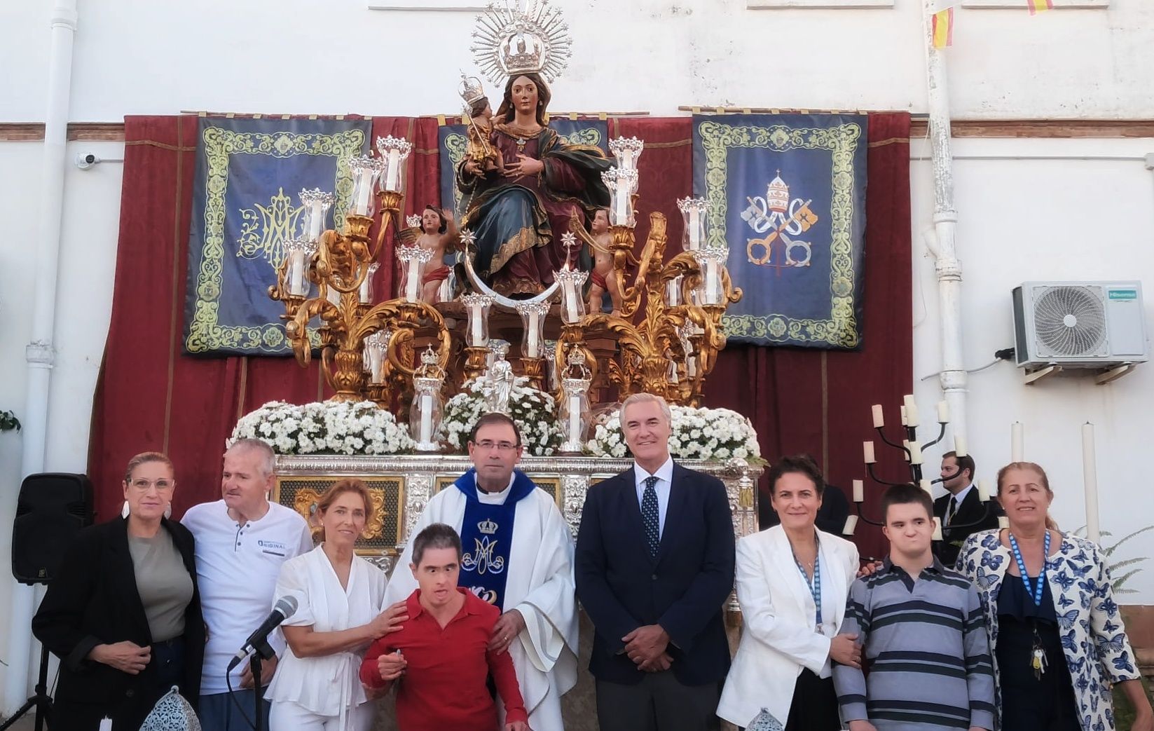 Virgen Nuestra Señora de las Nieves de Olivares junto al Presidente de la Asociación de Asesubpro, numerosos residentes y trabajadores de la misma